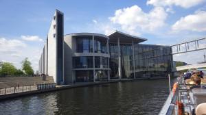 O moderno convivendo com o antigo na margem do Spree