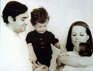 Rajiv, Rahul, Sonia e Pryianka (no colo)