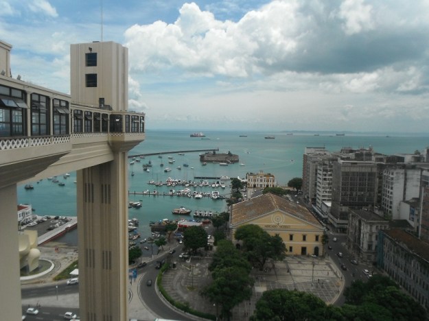 Elevardor Lacerda e Mercado Modelo, com a Baia de Todos os Santos ao fundo!