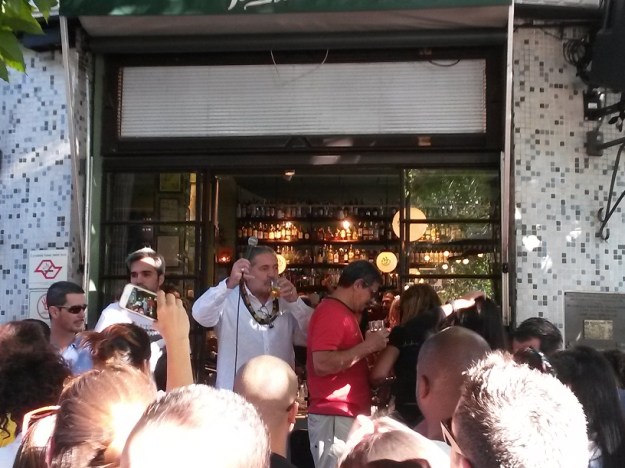 Moacyr Luz fazendo a galera cantar para poder "molhar o bico".