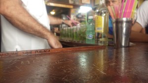 Linha de produção de mojitos em La Bodeguita del Medio