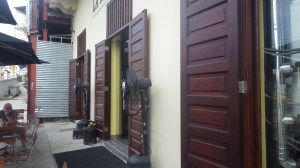 Ventiladores na parte externa de um bar. Depois eu entendi porque.