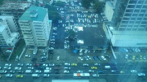 É tanto trânsito e tanto carro que não dá nem pra saber o que é estacionamento e o que é rua