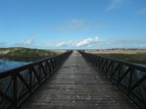 A praia em sí fica distante da avenida e do calçadão