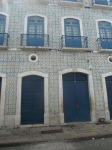 Janelas e azulejos típicos dos casarões do centro histórico