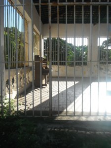 Um velho piano atrás das grades no centro de Jampa! Que crime teria ele cometido?