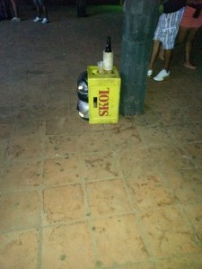 Apoia as cervejas e copos na caixa e já vai preenchendo ela com as garrafas vazias