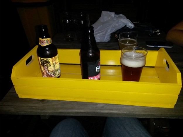 Charmosa bandeija de caixote