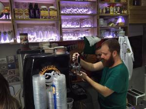 Olha eu ajudando a tirar uns chopps na inauguração